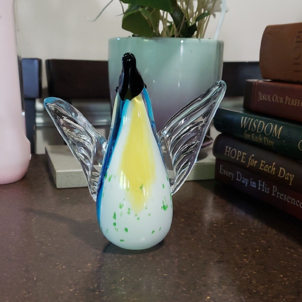 Diamond Star 5" Art Glass Bird Figurine Blue and Yellow Decor. Great Condition.